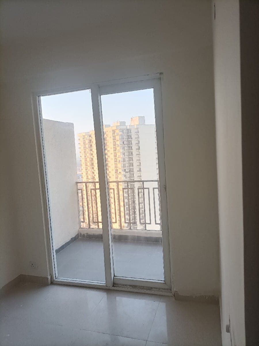 2bhk Apt signature global roselia sec 95A