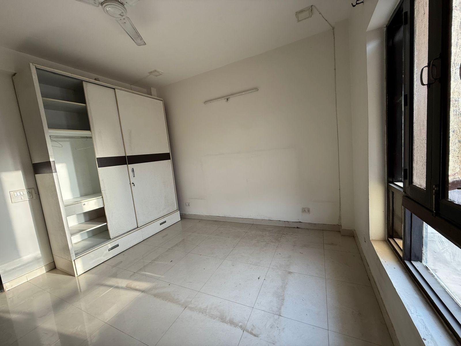 3bhk floor sushant Lok 3 on rent